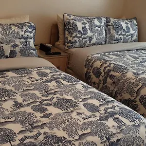 Luxury 3 Bedroom Flat 1min Walk From Underground, With Free Parking Sleeps X10 Apartament