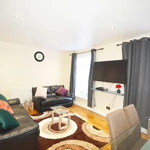 Modern 4 Bedroom Apartament